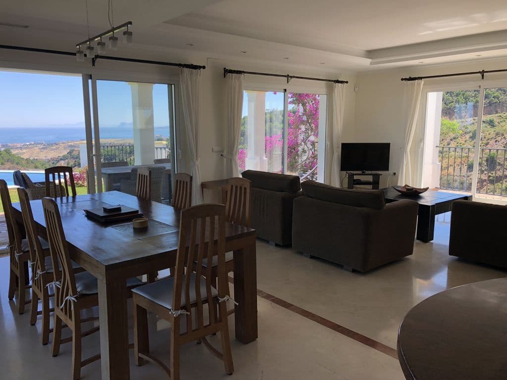 4 bedroom Villa for sale in Estepona - € 1,295,000 (Ref: 5769439)