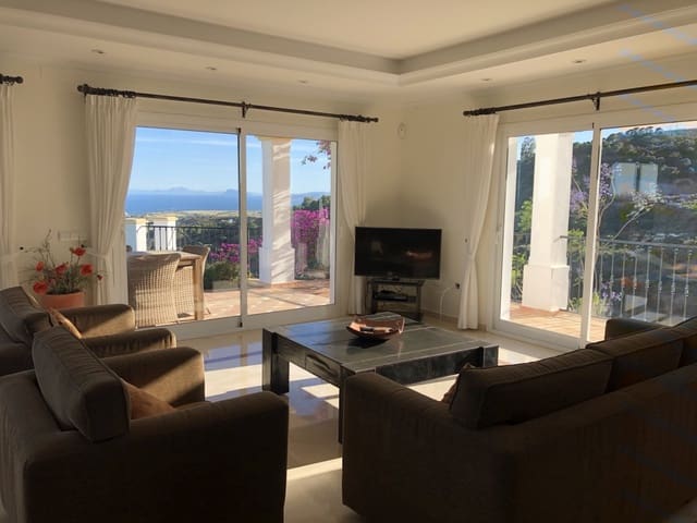Chalet de 4 habitaciones en Centro, Estepona en venta - 1.295.000 € (Ref: 5769439)