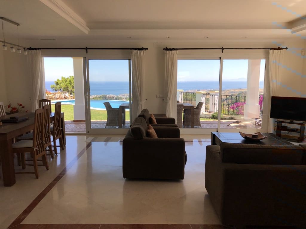 4 bedroom Villa for sale in Estepona - € 1,295,000 (Ref: 5769439)