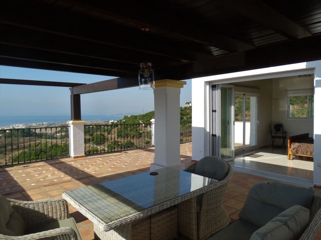 4 bedroom Villa for sale in Estepona - € 1,295,000 (Ref: 5769439)
