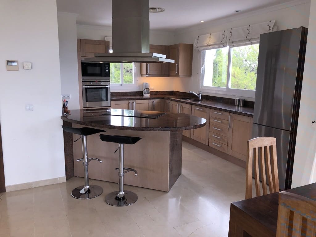 4 bedroom Villa for sale in Estepona - € 1,295,000 (Ref: 5769439)