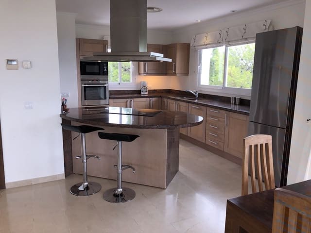 Chalet de 4 habitaciones en Centro, Estepona en venta - 1.295.000 € (Ref: 5769439)