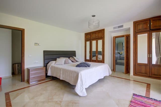 Chalet de 4 habitaciones en Centro, Estepona en venta - 1.295.000 € (Ref: 5769439)