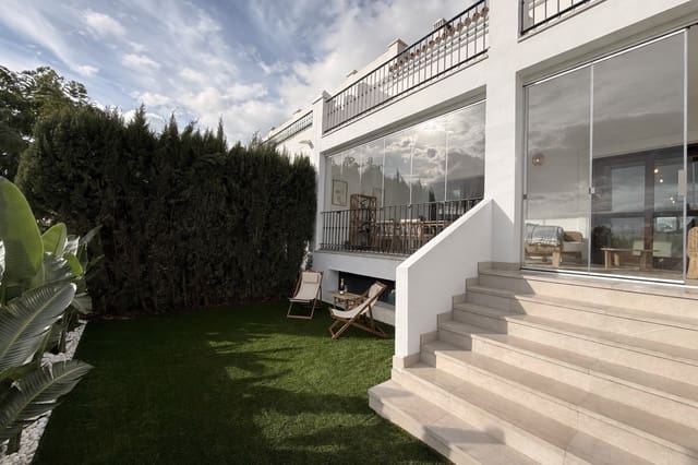 4 bedroom Townhouse for sale in Estepona with pool garage - € 795,000 (Ref: 9566527)