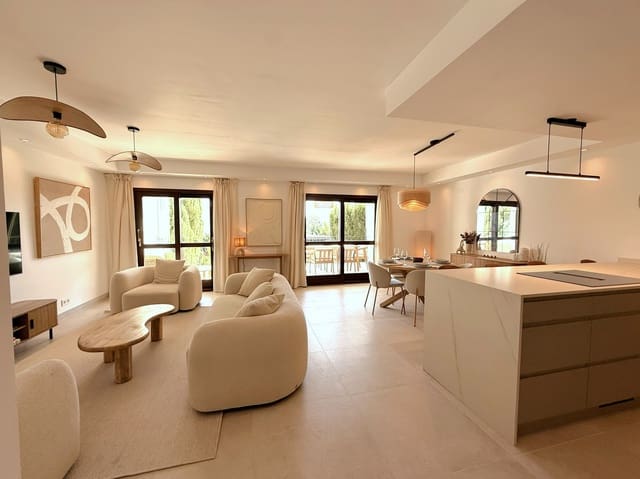 4 quarto Casa em Banda para venda em Estepona com piscina garagem - 795 000 € (Ref: 9566527)