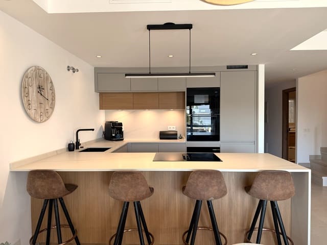 4 quarto Casa em Banda para venda em Estepona com piscina garagem - 795 000 € (Ref: 9566527)