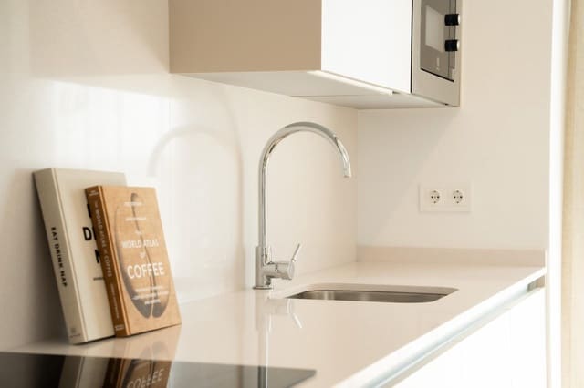 Apartamento de 2 habitaciones en Parque Central, Estepona en venta con piscina - 420.000 € (Ref: 9722587)