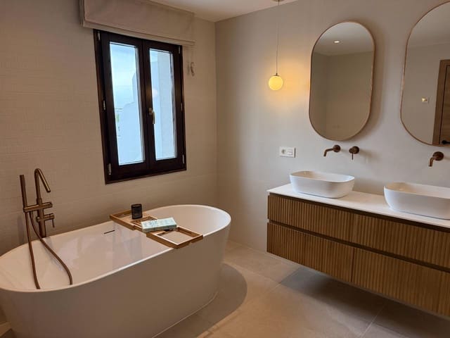 Adosado de 4 habitaciones en Estepona en venta con piscina - 795.000 € (Ref: 9722594)