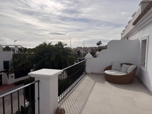 Adosado de 4 habitaciones en Estepona en venta con piscina - 795.000 € (Ref: 9722594)