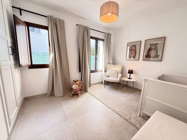 4 soverom Rekkehus til salgs i Estepona med svømmebasseng garasje - € 750 000 (Ref: 9722594)