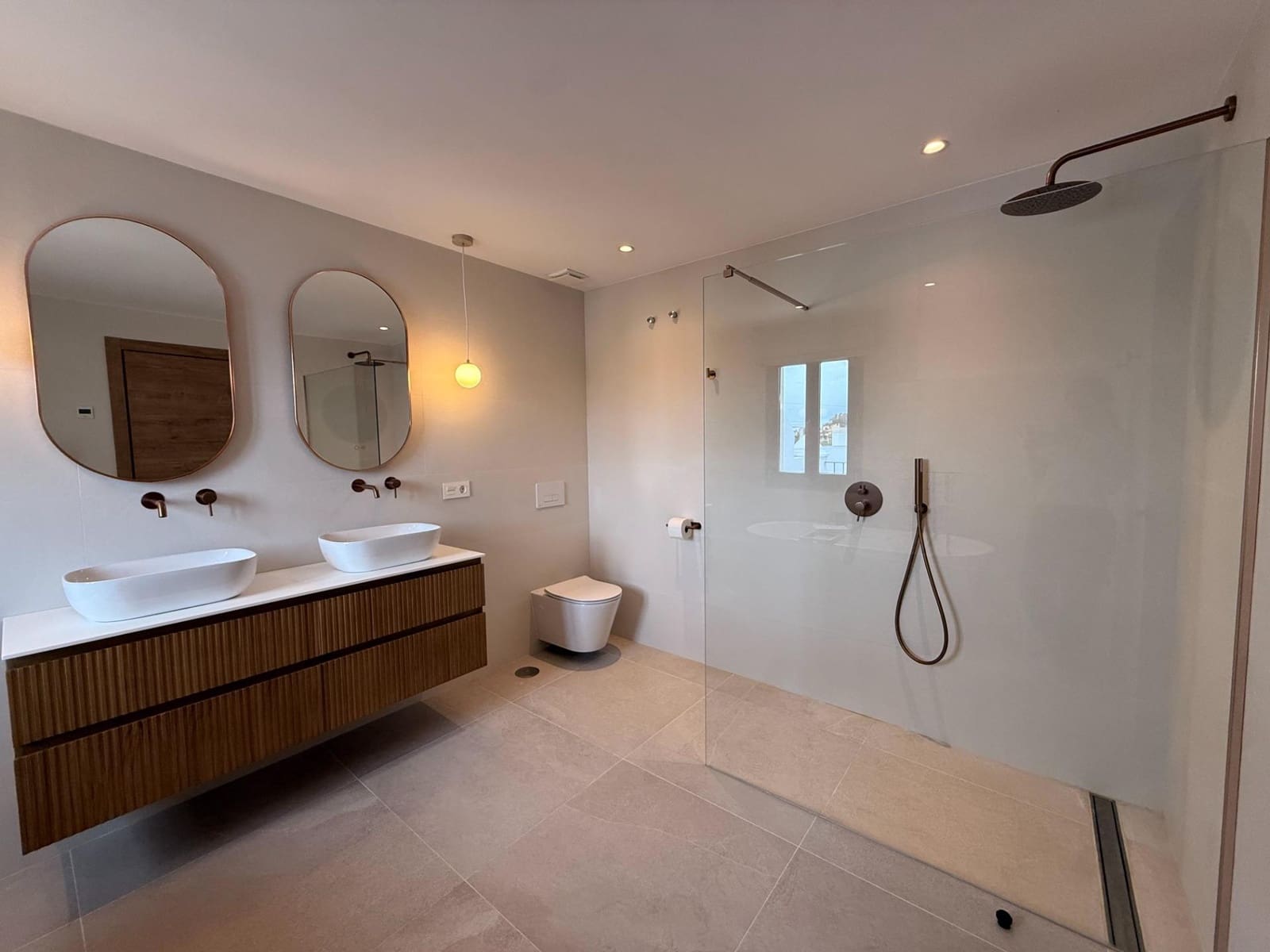 4 chambre Villa/Maison Mitoyenne à vendre à Estepona avec piscine garage - 750 000 € (Ref: 9722594)
