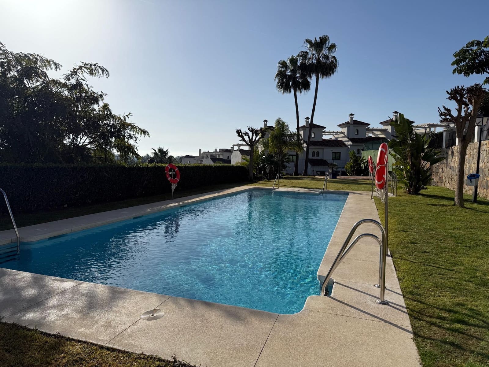 4 chambre Villa/Maison Mitoyenne à vendre à Estepona avec piscine garage - 750 000 € (Ref: 9722594)