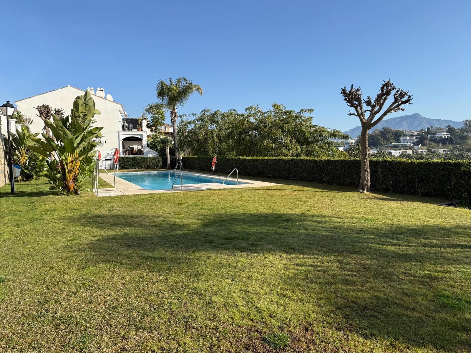 4 chambre Villa/Maison Mitoyenne à vendre à Estepona avec piscine garage - 750 000 € (Ref: 9722594)