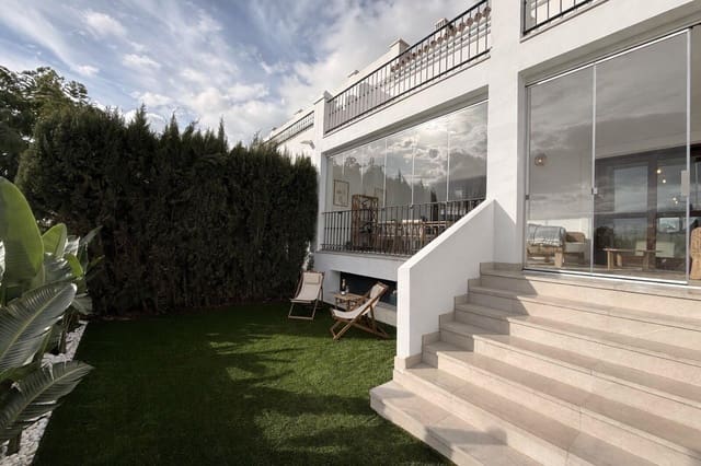Adosado de 4 habitaciones en Estepona en venta con piscina garaje - 750.000 € (Ref: 9722594)