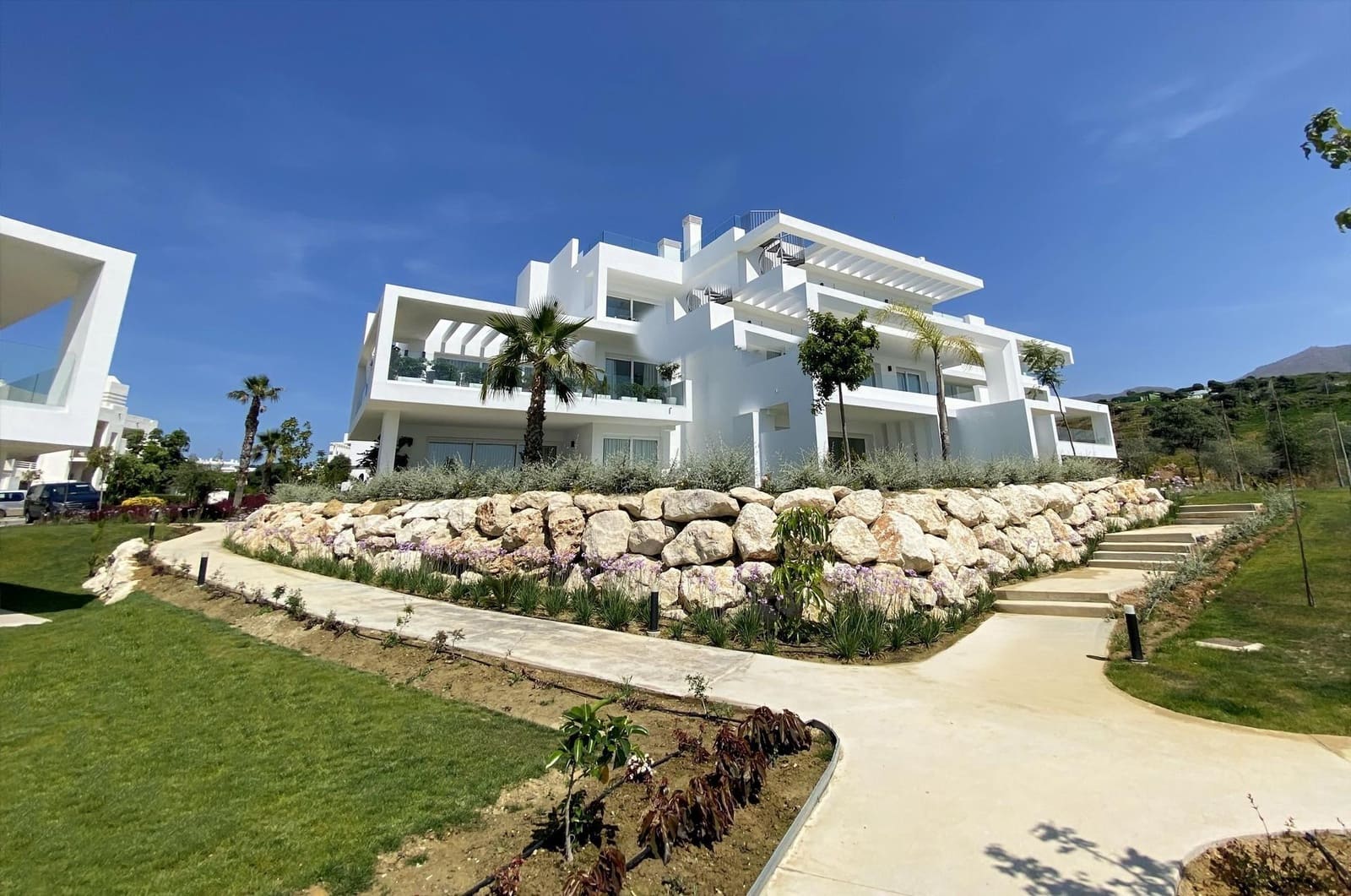 2 bedroom Apartment for sale in Estepona with garage - € 335,000 (Ref: 9730256)