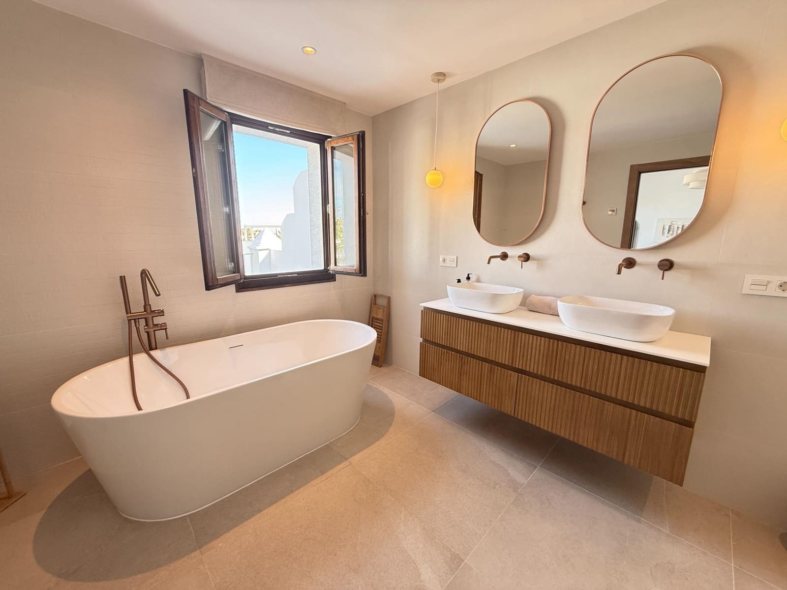 Adosado de 4 habitaciones en Estepona en venta con piscina garaje - 795.000 € (Ref: 9738575)