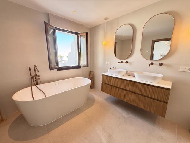 Adosado de 4 habitaciones en Estepona en venta con piscina garaje - 795.000 € (Ref: 9738575)