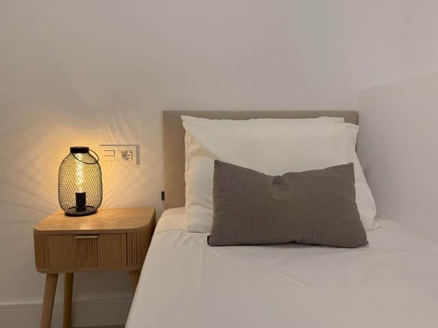 2 quarto Apartamento para arrendamento para férias em Estepona - 1 050 € (Ref: 9758978)