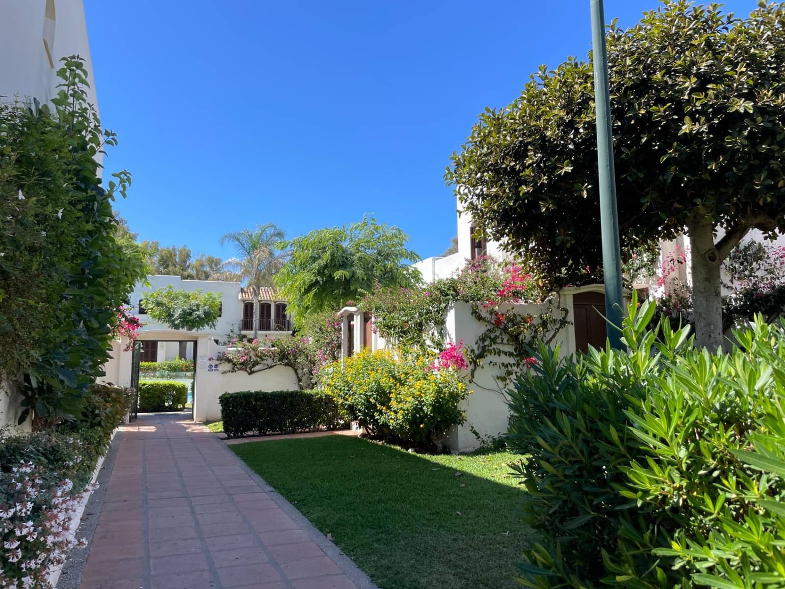 Adosado de 2 habitaciones en Estepona en venta con piscina - 530.000 € (Ref: 9761998)