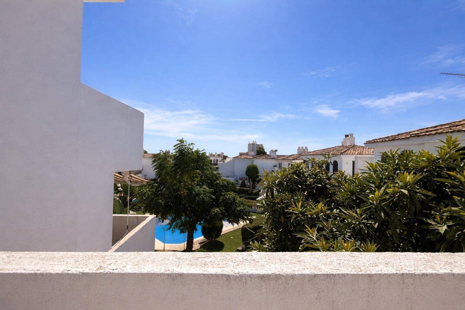 Adosado de 3 habitaciones en Estepona en venta con piscina - 430.000 € (Ref: 9761999)