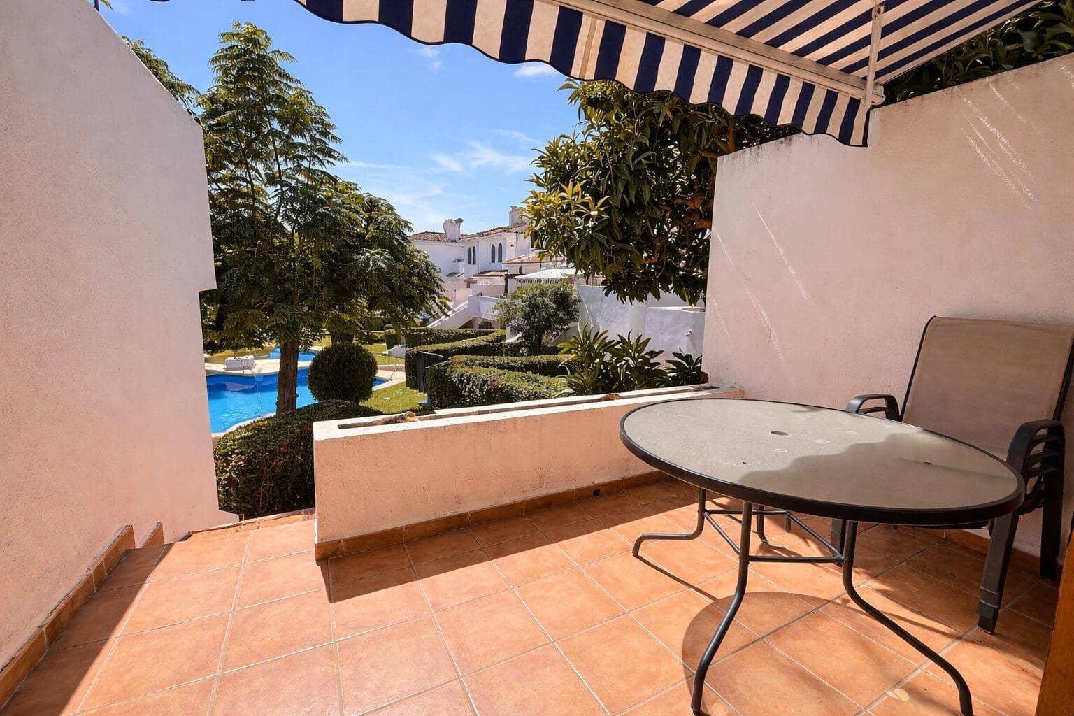 Adosado de 3 habitaciones en Estepona en venta con piscina - 430.000 € (Ref: 9761999)