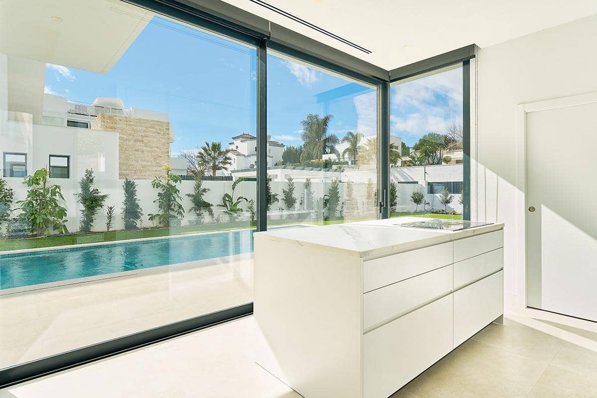 5 sypialnia Willa na sprzedaż w Estepona z basenem - 1 950 000 € (Ref: 9896353)