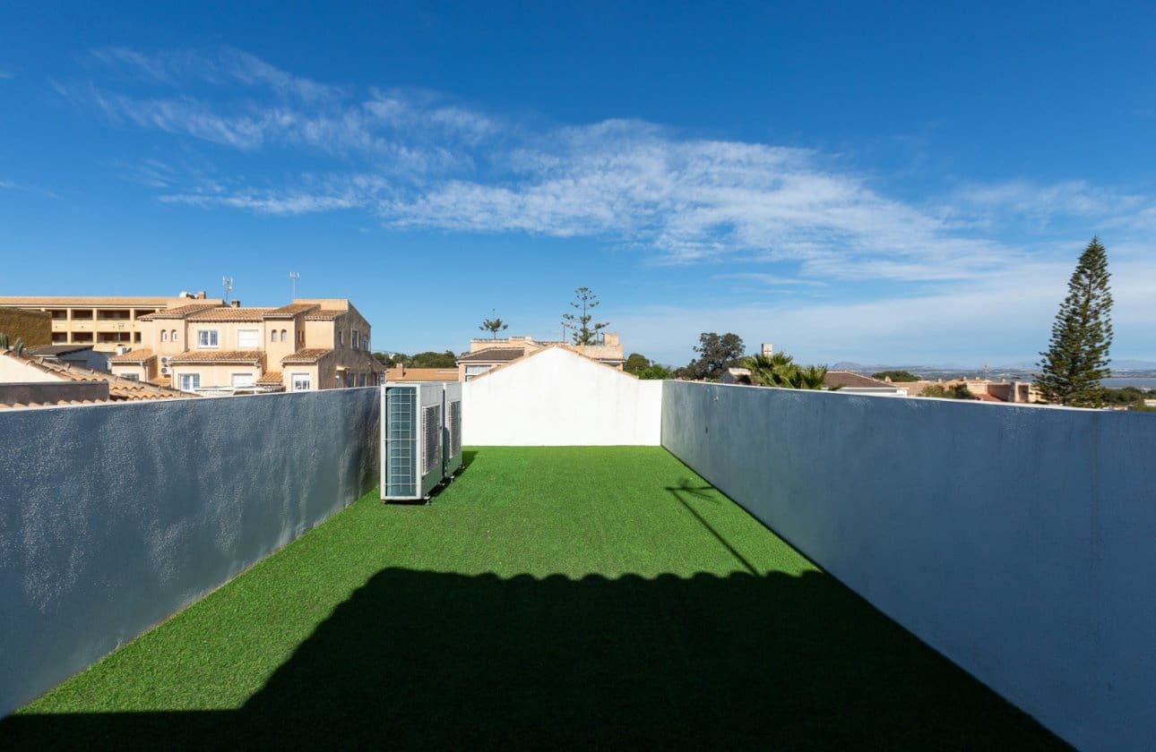 Chalet de 4 habitaciones en Torrevieja en venta con piscina garaje - 548.900 € (Ref: 10079058)