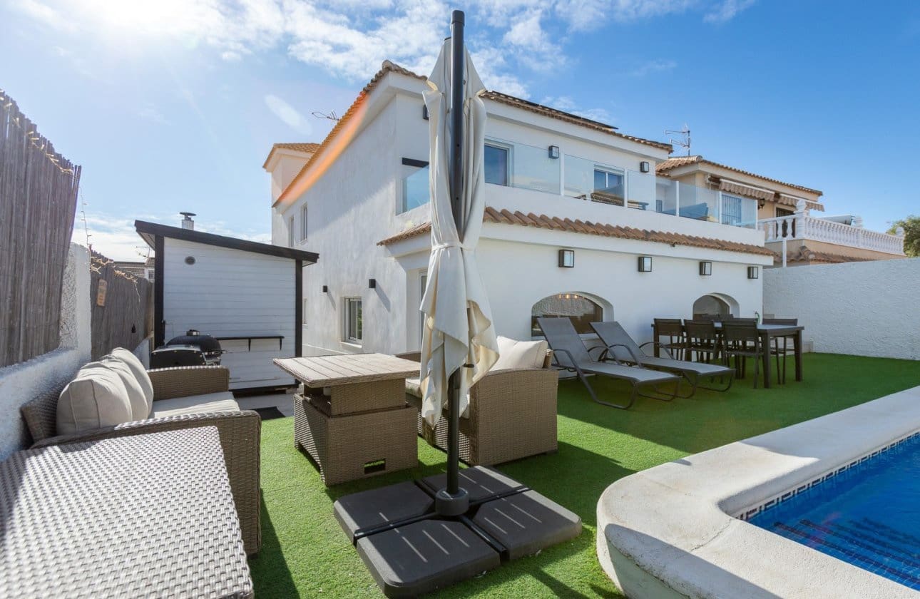 Chalet de 4 habitaciones en Torrevieja en venta con piscina garaje - 548.900 € (Ref: 10079058)