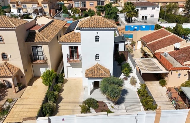 Chalet de 4 habitaciones en Los Balcones - Los Altos, Torrevieja en venta con piscina garaje - 548.900 € (Ref: 10079058)
