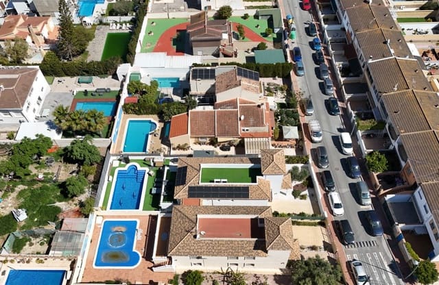 Chalet de 4 habitaciones en Los Balcones - Los Altos, Torrevieja en venta con piscina garaje - 548.900 € (Ref: 10079058)