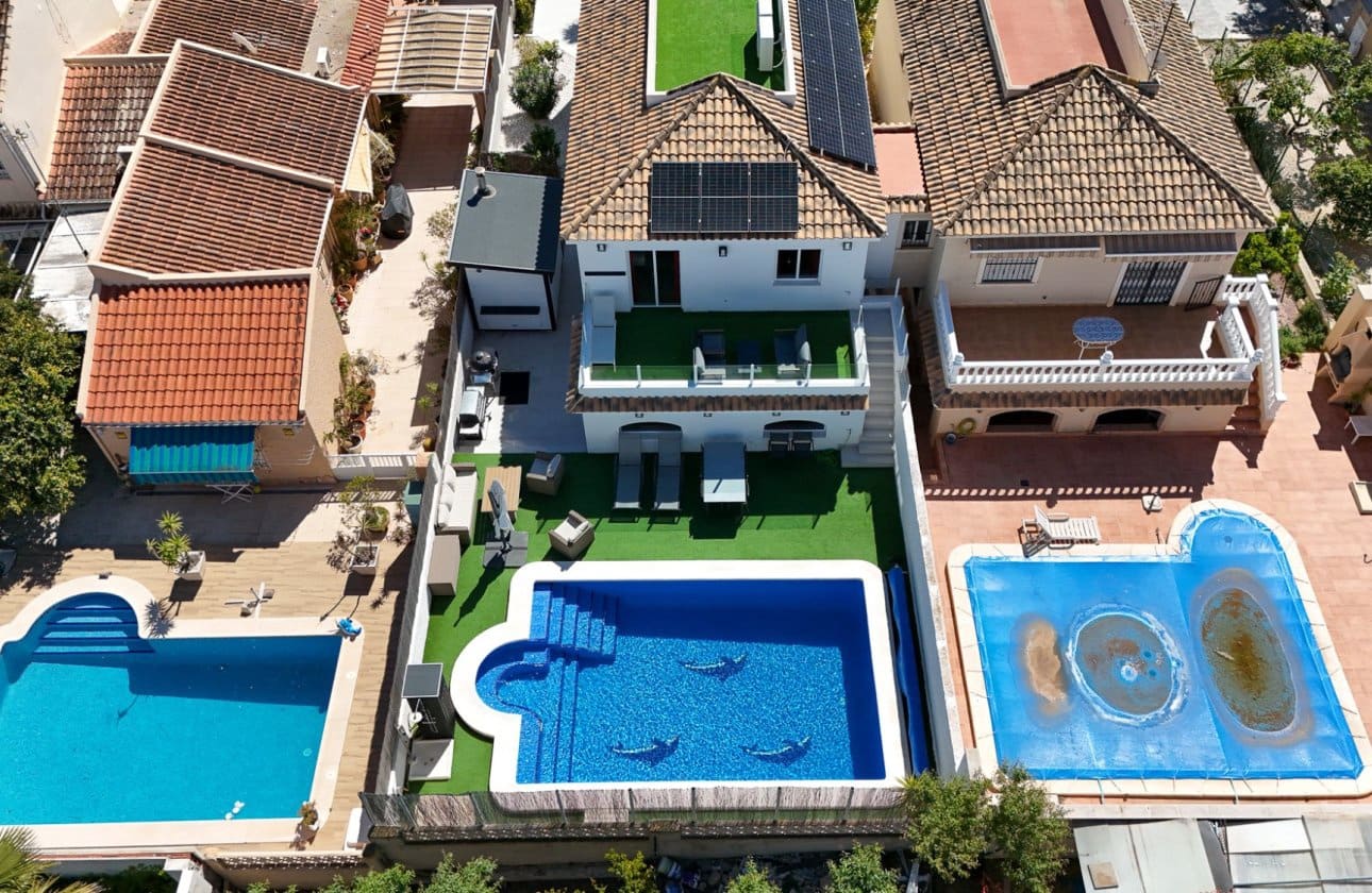 Chalet de 4 habitaciones en Torrevieja en venta con piscina garaje - 548.900 € (Ref: 10079058)