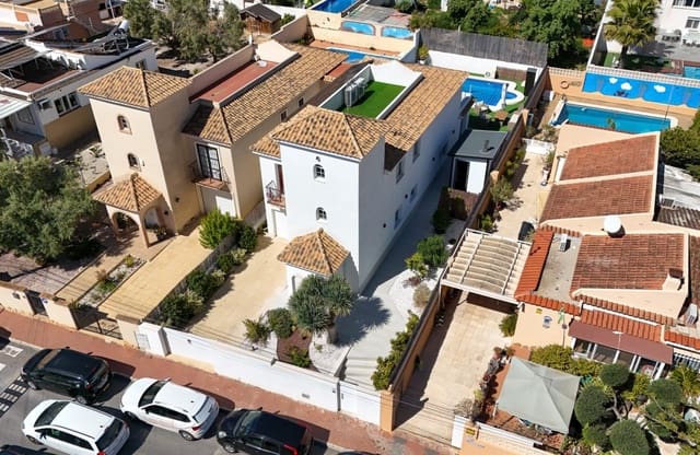 Chalet de 4 habitaciones en Los Balcones - Los Altos, Torrevieja en venta con piscina garaje - 548.900 € (Ref: 10079058)