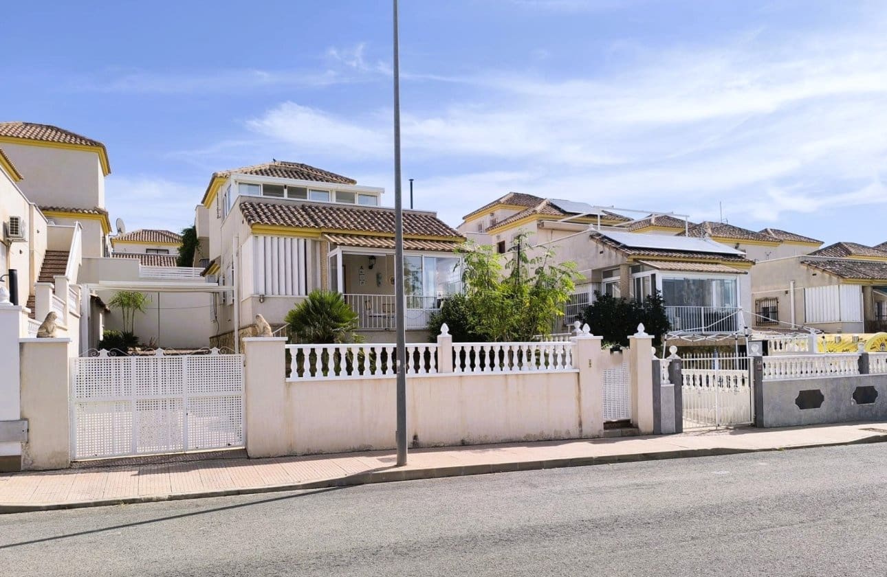 3 slaapkamer Villa te koop in San Fulgencio met zwembad - € 238.900 (Ref: 10095337)