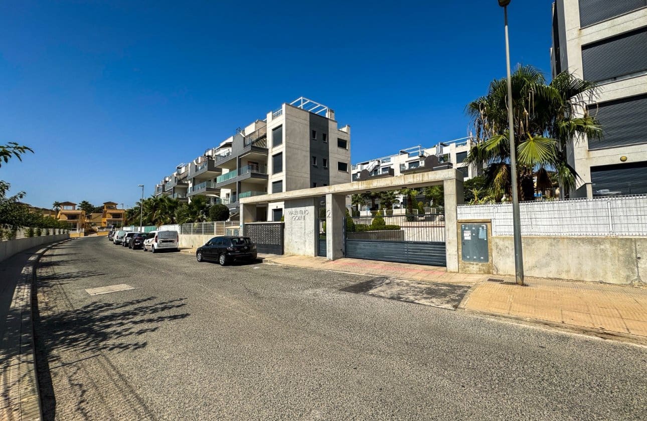 2 bedroom Penthouse for sale in Villamartin with pool garage - € 297,900 (Ref: 10095552)