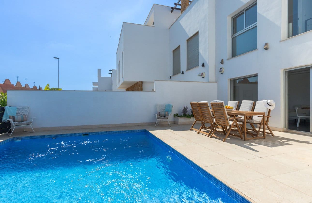 5 soveværelse Semi-Rækkehus til salg i Torrevieja med swimmingpool garage - € 474.900 (Ref: 10101297)