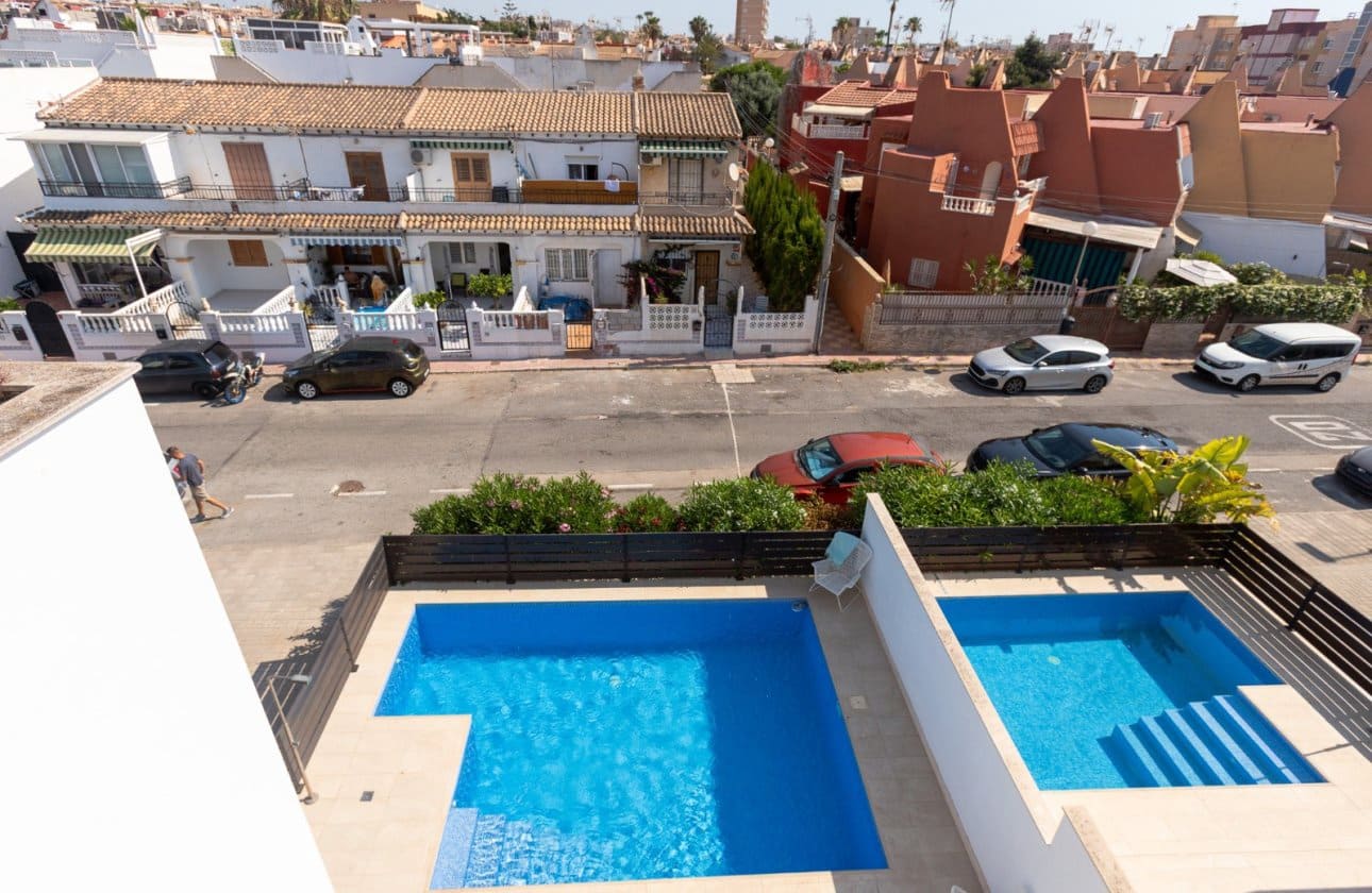 5 soveværelse Semi-Rækkehus til salg i Torrevieja med swimmingpool garage - € 474.900 (Ref: 10101297)