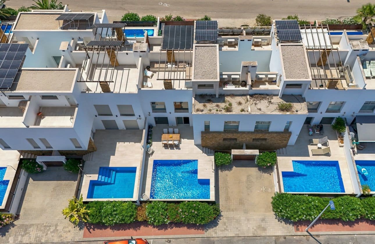 5 soveværelse Semi-Rækkehus til salg i Torrevieja med swimmingpool garage - € 474.900 (Ref: 10101297)