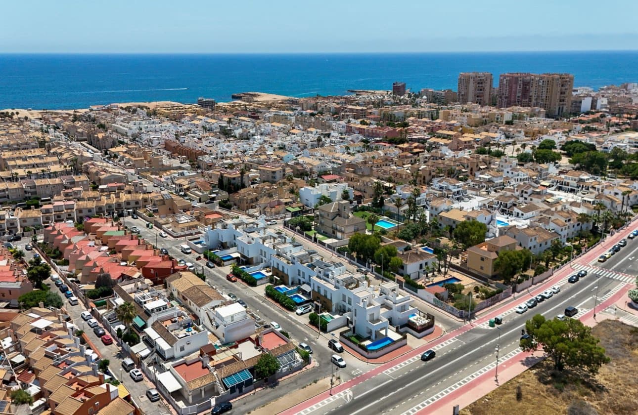 5 soveværelse Semi-Rækkehus til salg i Torrevieja med swimmingpool garage - € 474.900 (Ref: 10101297)