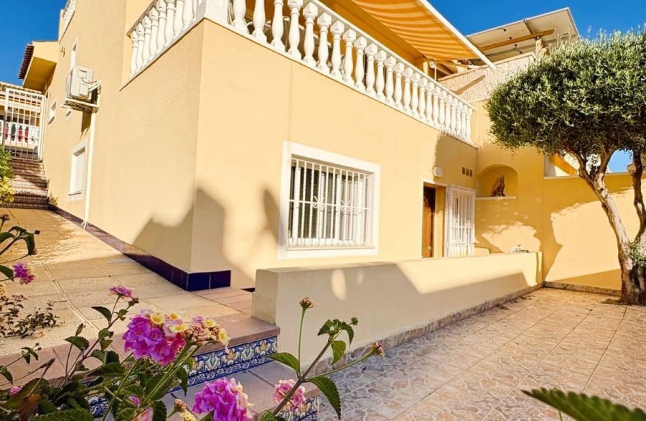 4 slaapkamer Rijtjeshuis te koop in Benijofar met zwembad - € 279.000 (Ref: 10132309)