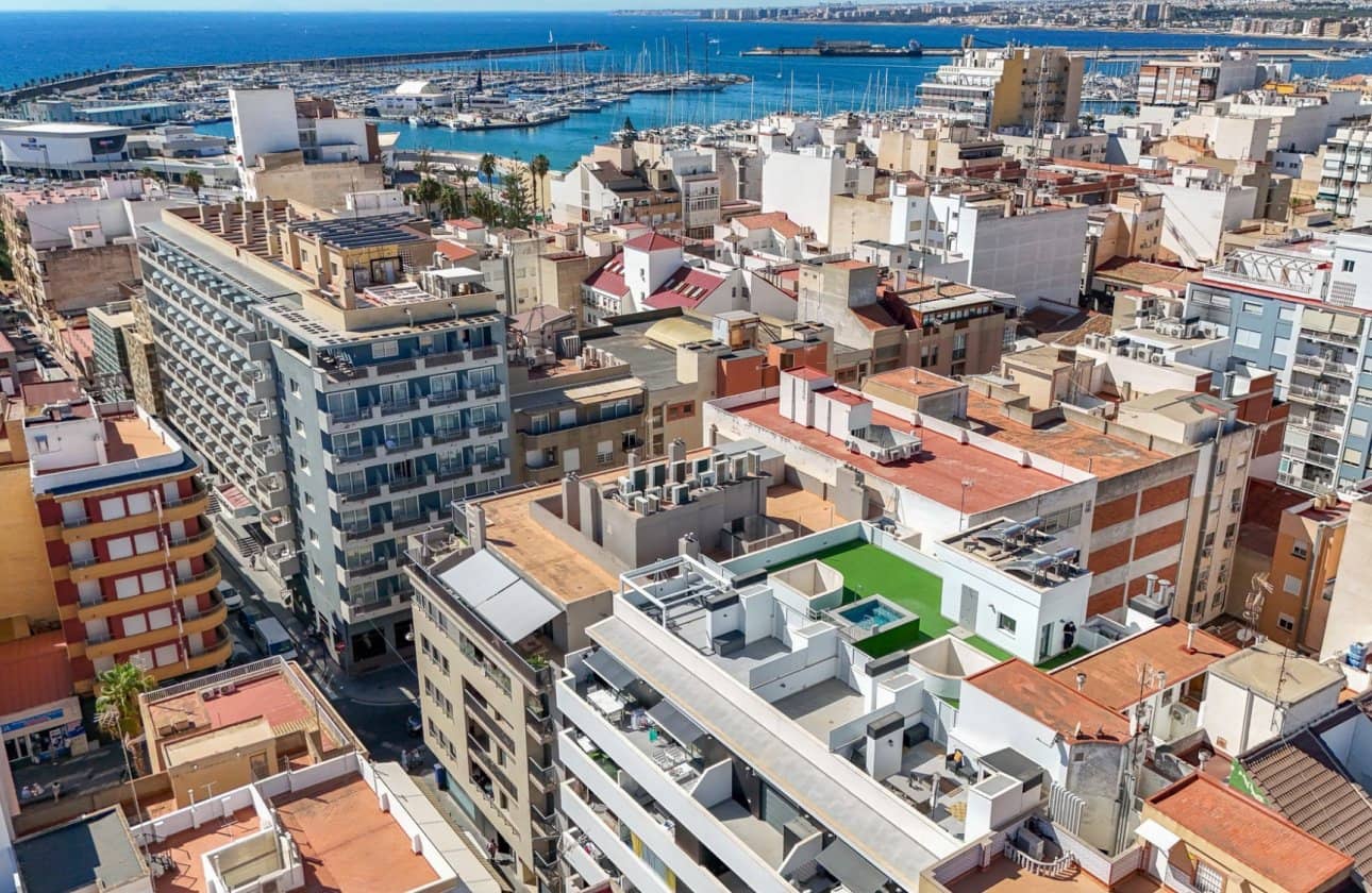 3 soveværelse Penthouse til salg i Torrevieja med swimmingpool garage - € 378.900 (Ref: 10181680)