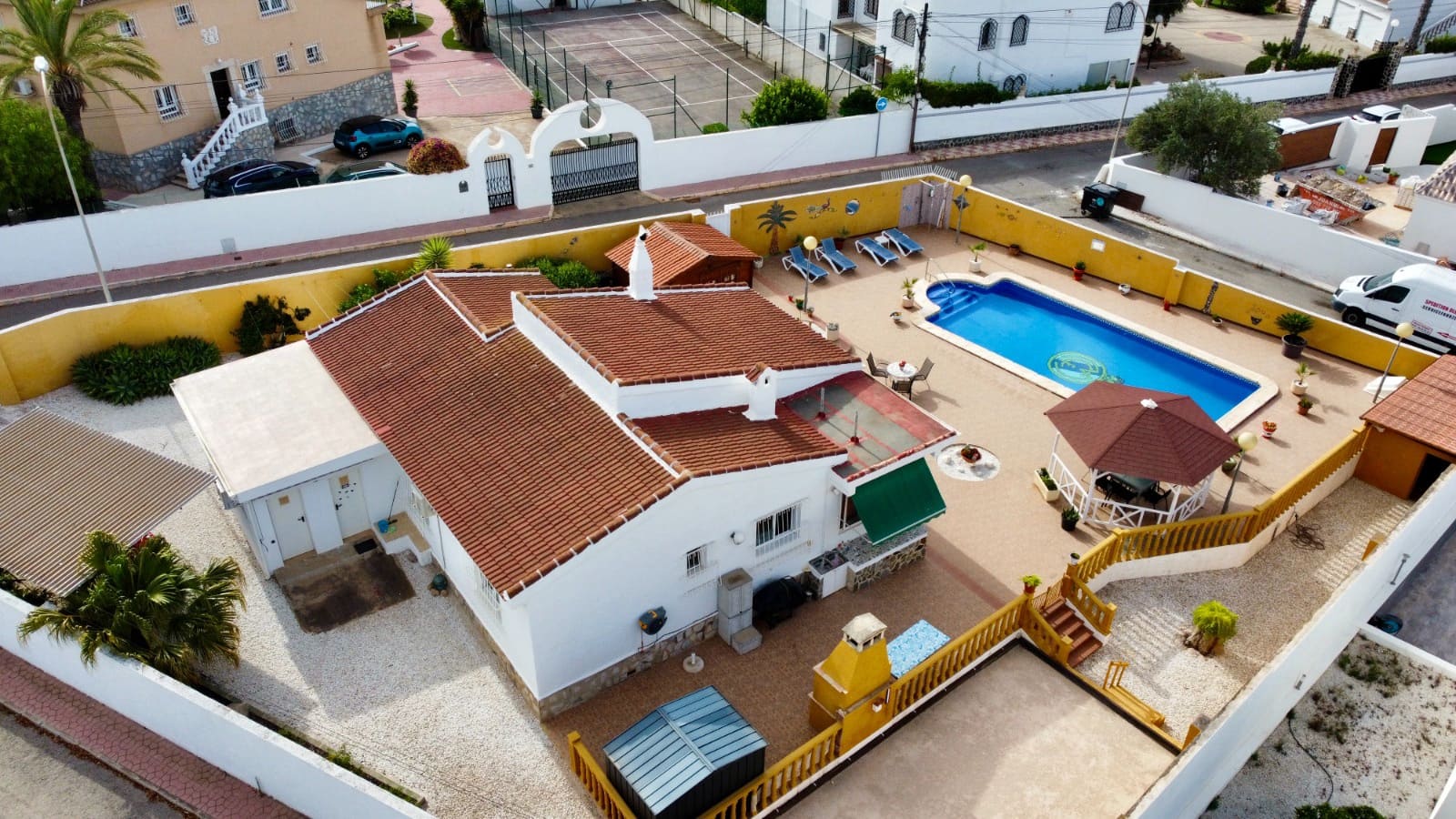 4 Zimmer Villa zu verkaufen in Ciudad Quesada mit Pool Garage - 389.000 € (Ref: 9357911)
