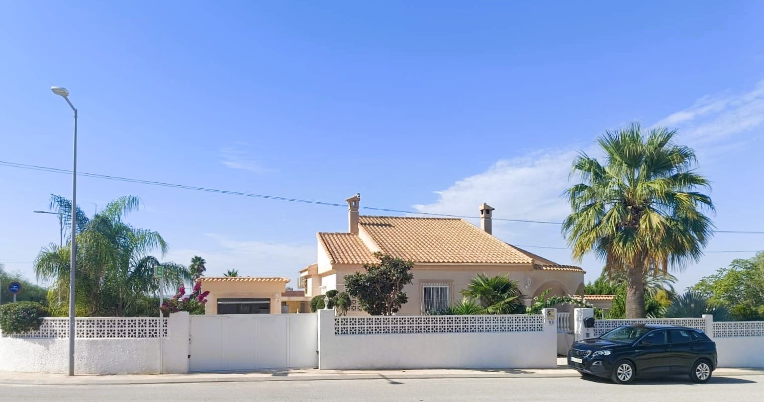 Chalet de 3 habitaciones en La Marina en venta con piscina garaje - 475.000 € (Ref: 9499888)