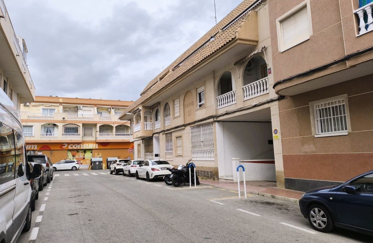 3 soveværelse Strandlejlighed til salg i Torrevieja med swimmingpool garage - € 158.900 (Ref: 9731318)
