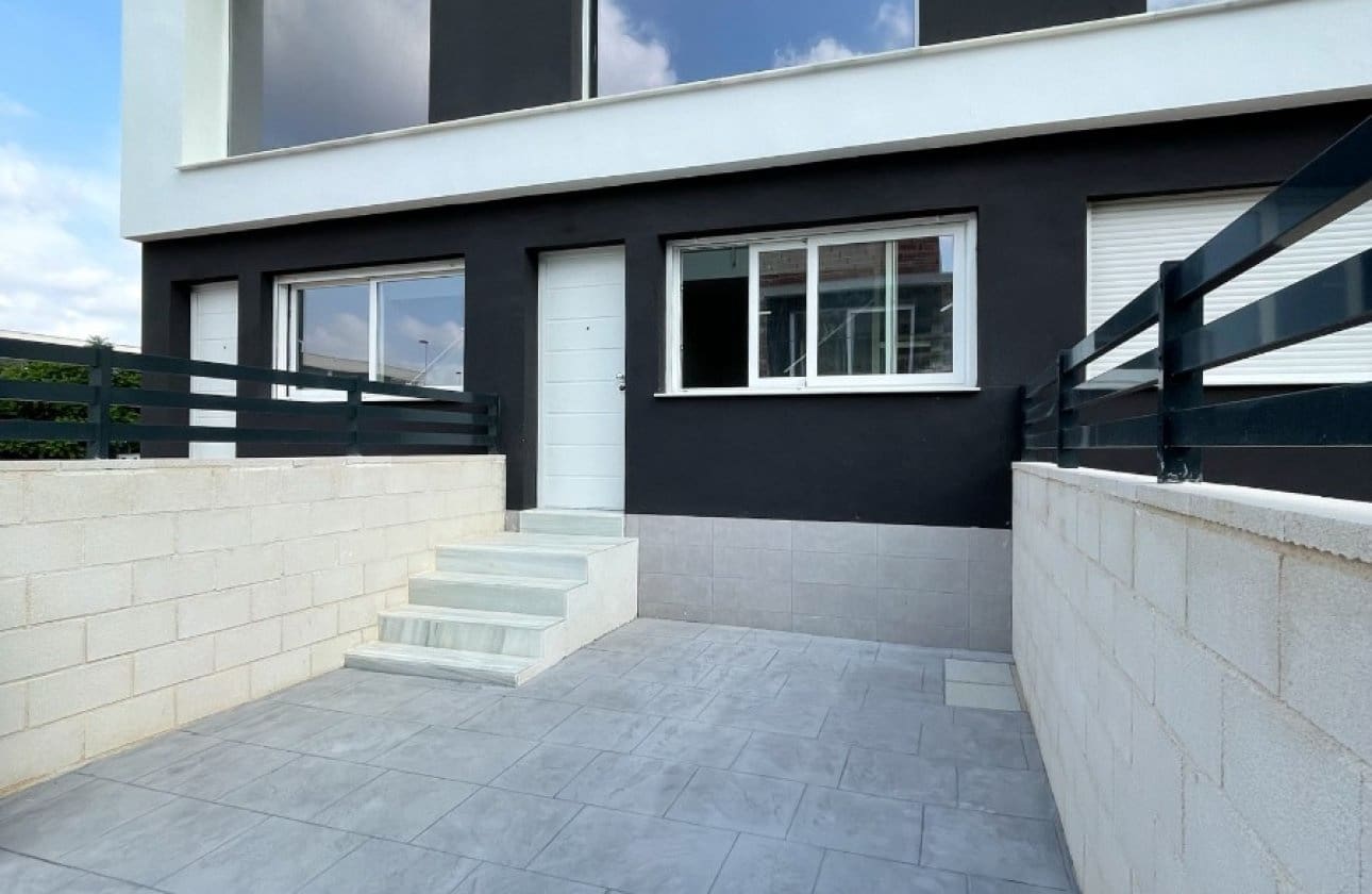 3 sovrum Semi-fristående Villa till salu i Gran Alacant med pool - 280 000 € (Ref: 9731319)