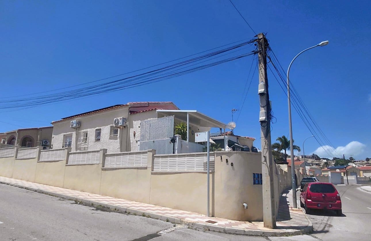 3 bedroom Villa for sale in San Fulgencio with garage - € 245,000 (Ref: 9878264)