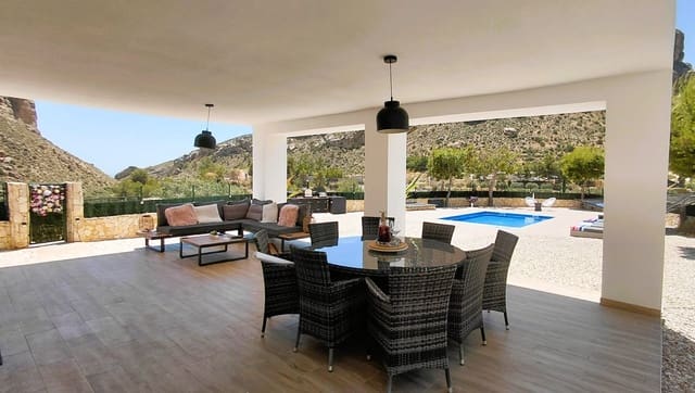 Chalet de 3 habitaciones en Crevillente / Crevillent en venta con piscina garaje - 394.900 € (Ref: 9890055)