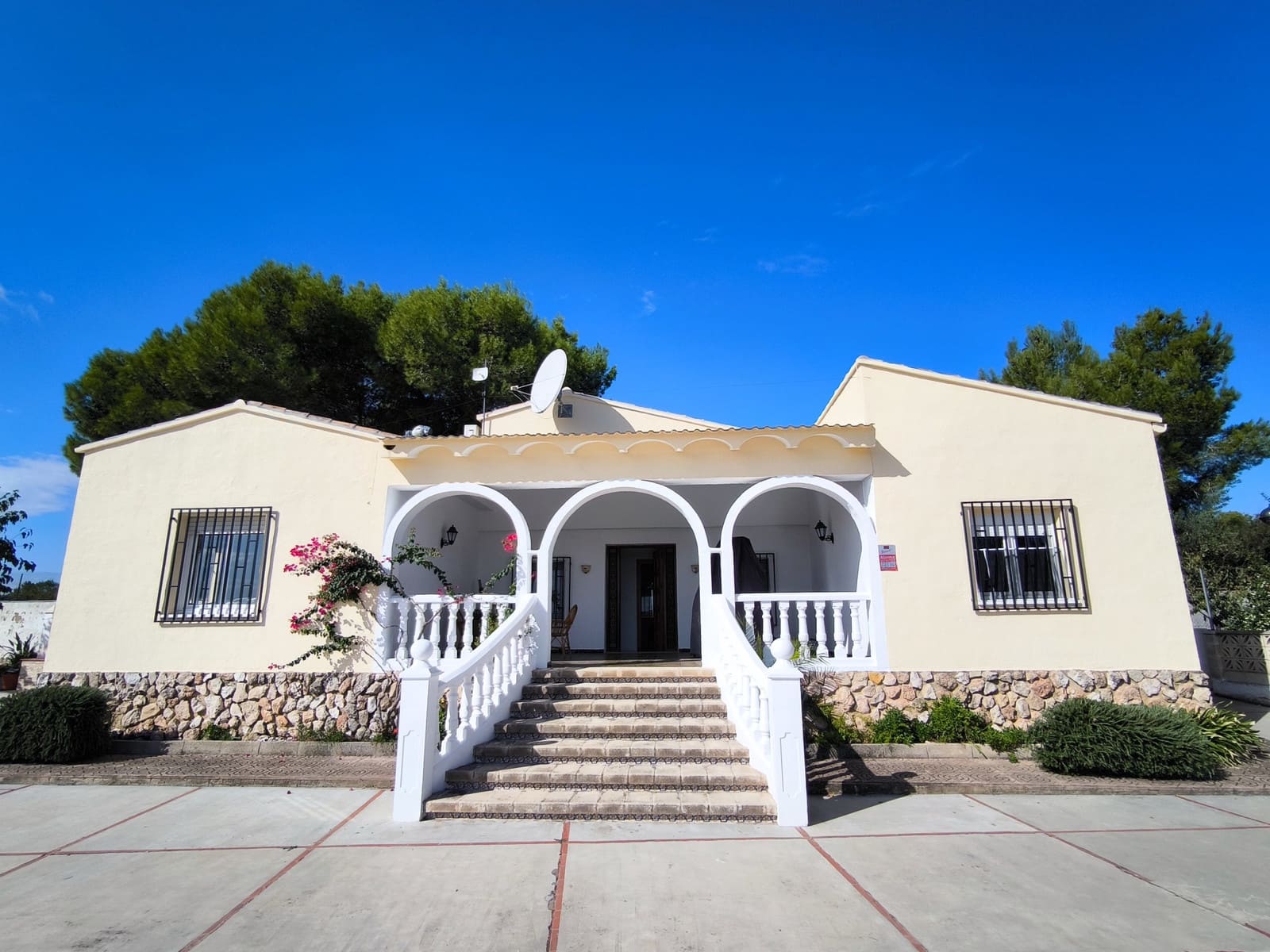 4 soveværelse Villa til salg i Montserrat med swimmingpool garage - € 269.950 (Ref: 10159126)