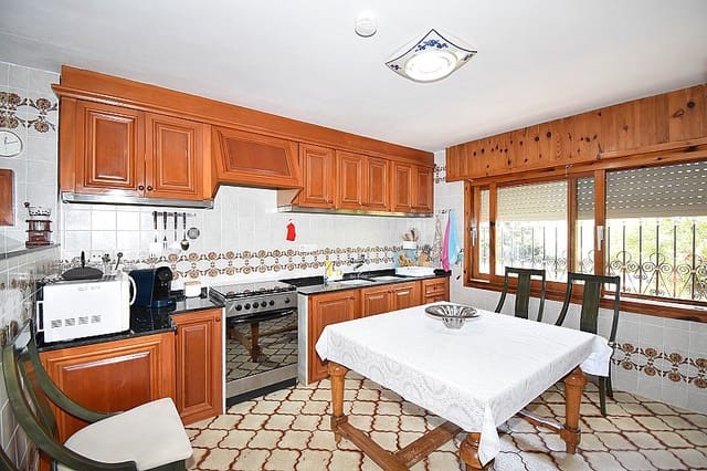 5 bedroom Villa for sale in Macastre with pool - € 340,000 (Ref: 7226041)