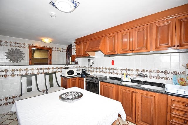 5 bedroom Villa for sale in Macastre with pool - € 340,000 (Ref: 7226041)