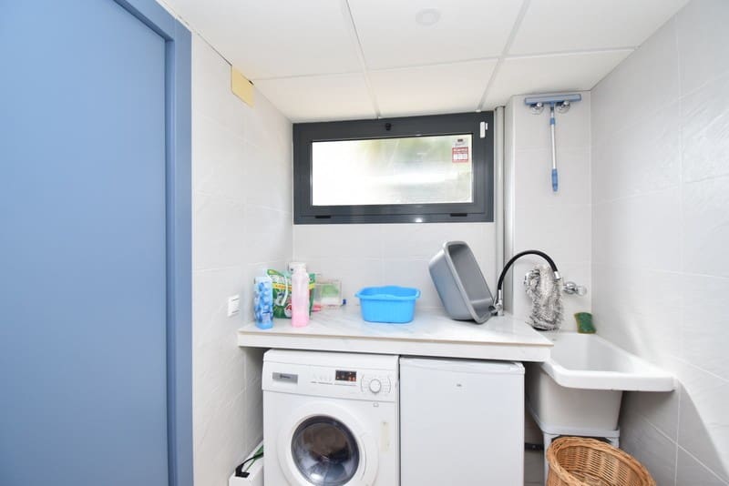 3 slaapkamer Villa te koop in Chiva met zwembad - € 599.000 (Ref: 7419856)